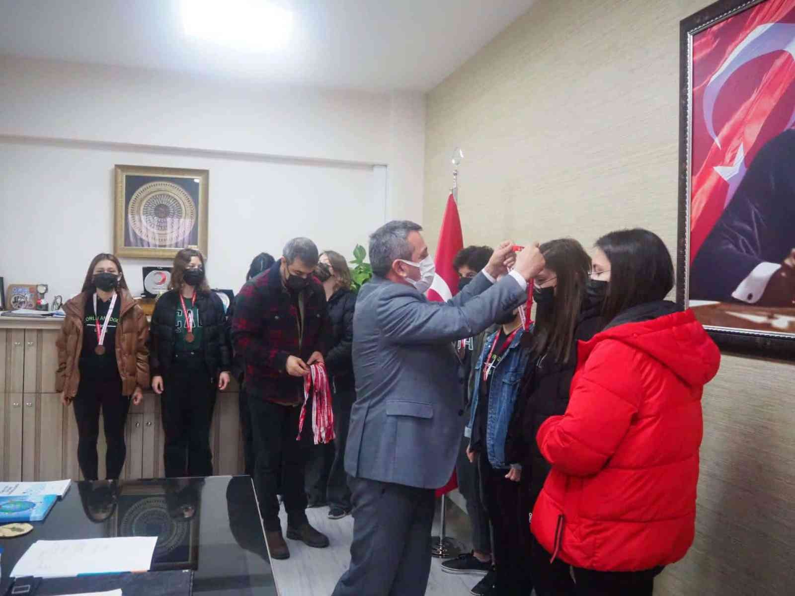 Çeşitli spor müsabakalarında Tekirdağ il genelinde ve il temsilcisi olarak katıldıkları bölge şampiyonalarında derece elde eden Çorlu Lisesi ...