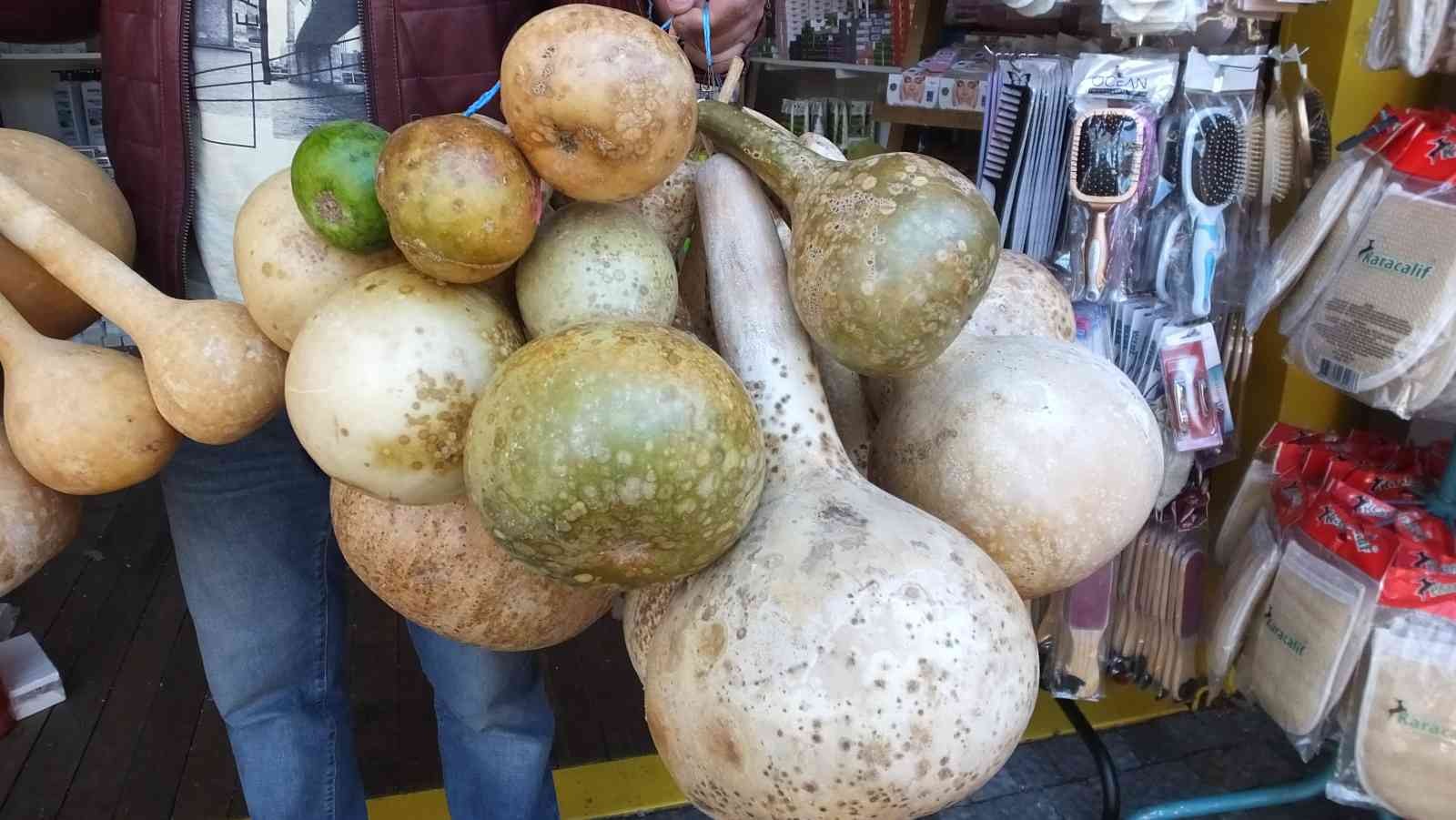 Halk Eğitim Merkezi Müdürlüğünün açtığı su kabağı işlemeciliği kursları yoğun ilgi görürken, su kabakları da 30-40 lira arasında yok satıyor ...