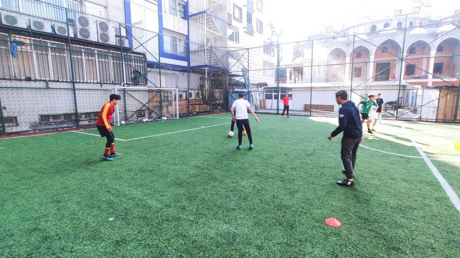 Sultangazi Belediyesi ve Sultanşehir Futbol Kulübü’nün ortaklaşa yürüttüğü proje kapsamında evlerden toplanan atıkları yetkililere teslim eden ...