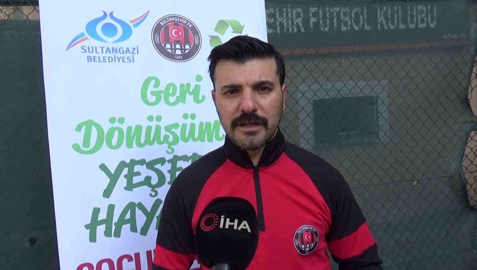 Sultangazi Belediyesi ve Sultanşehir Futbol Kulübü’nün ortaklaşa yürüttüğü proje kapsamında evlerden toplanan atıkları yetkililere teslim eden ...