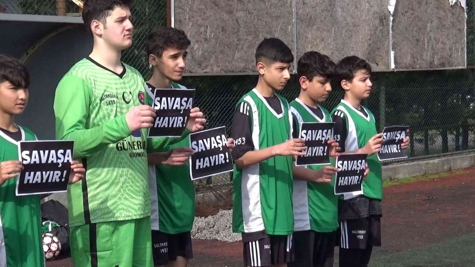 Sultangazi Belediyesi ve Sultanşehir Futbol Kulübü’nün ortaklaşa yürüttüğü proje kapsamında evlerden toplanan atıkları yetkililere teslim eden ...