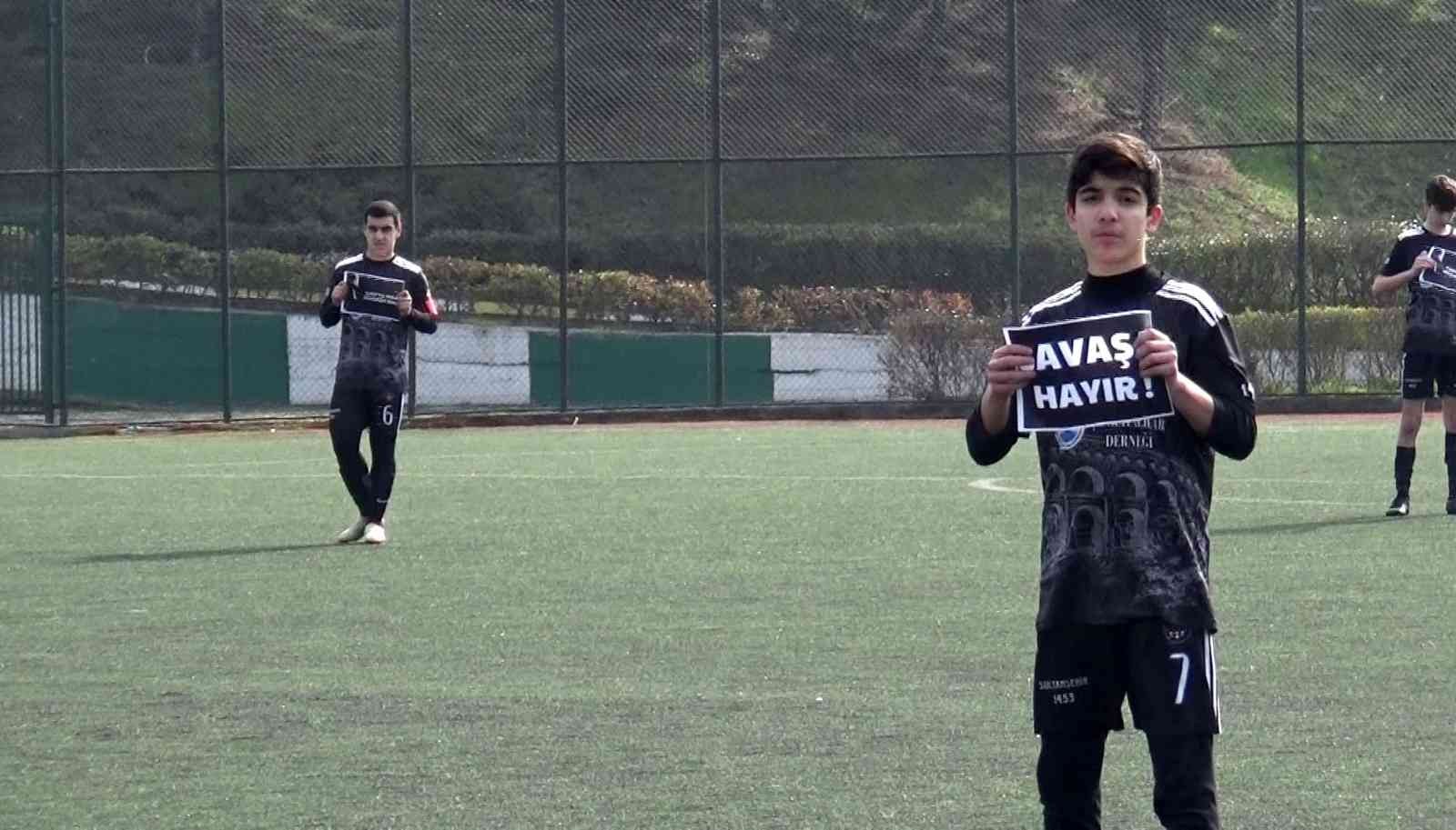 Sultangazi Belediyesi ve Sultanşehir Futbol Kulübü’nün ortaklaşa yürüttüğü proje kapsamında evlerden toplanan atıkları yetkililere teslim eden ...