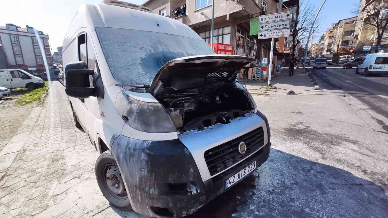 Sultangazi’de bir aracın ön kısmından dumanlar yükselmeye başladı. Kısa sürede alev alan aracı çevredeki esnaf kovalarla su taşıyarak söndürdü. O ...