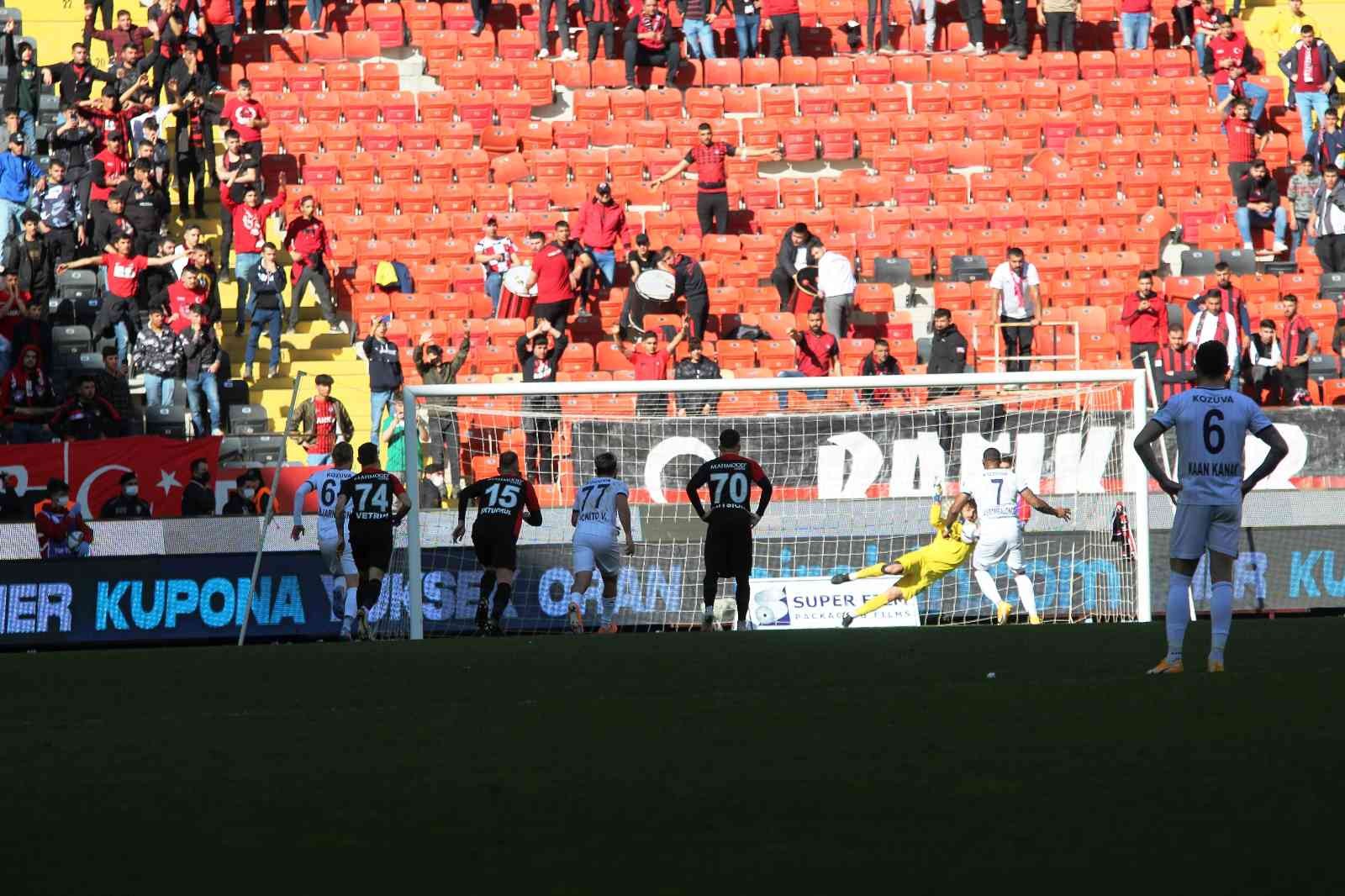 Süper Lig’de 26. hafta geride kalırken, hakemler tarafından 12 kez penaltı kararı verildi. Puan durumunda ilk 6’da yer alan takımların 5’i ...