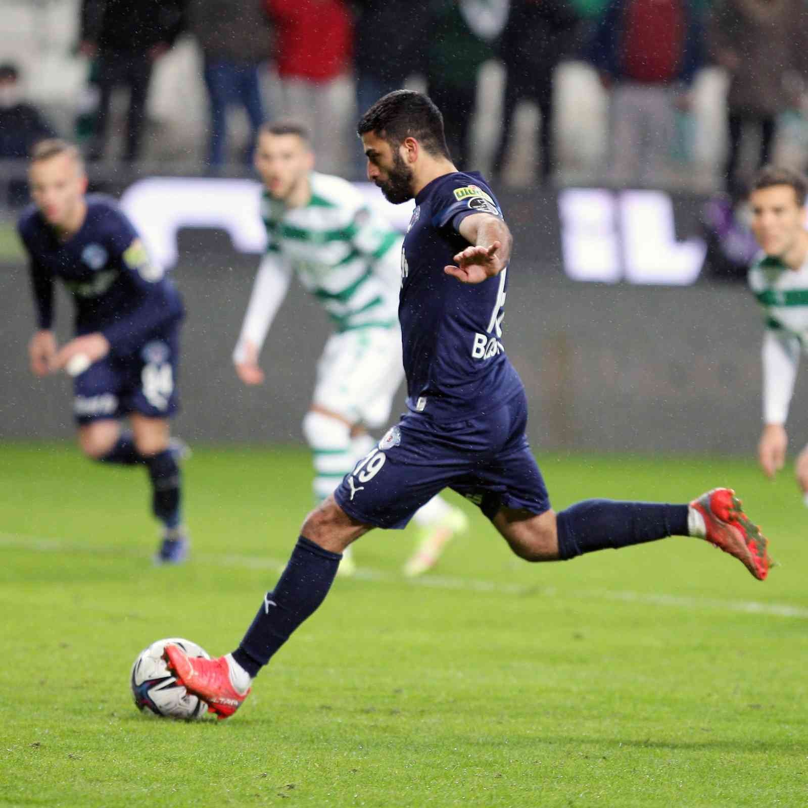 Süper Lig’de 26. hafta geride kalırken, hakemler tarafından 12 kez penaltı kararı verildi. Puan durumunda ilk 6’da yer alan takımların 5’i ...