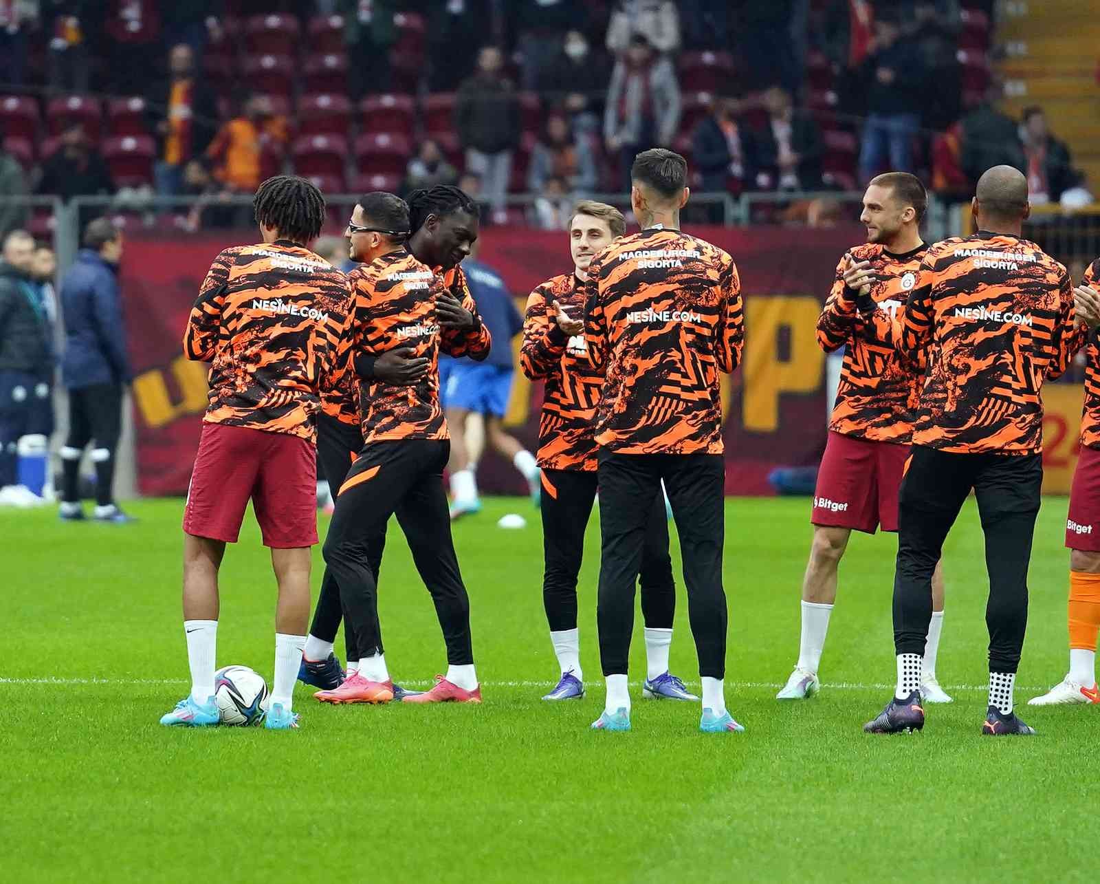 Galatasaraylı futbolcular ısınmaya çıkarken, yaşadığı talihsiz olaydan sonra sahalara dönen Norveçli futbolcu Omar Elabdellaoui’yi alkışlayarak ...