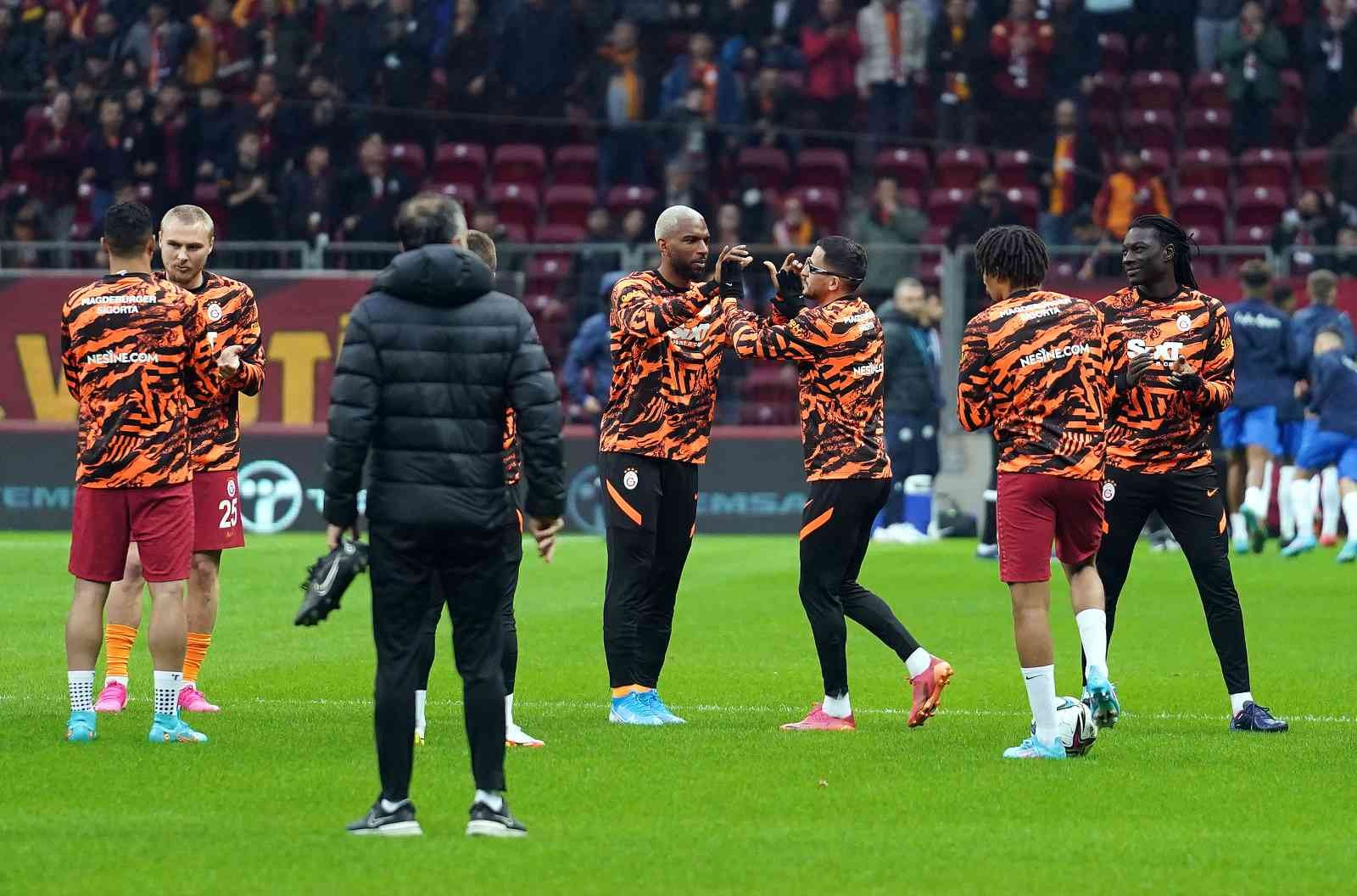 Galatasaraylı futbolcular ısınmaya çıkarken, yaşadığı talihsiz olaydan sonra sahalara dönen Norveçli futbolcu Omar Elabdellaoui’yi alkışlayarak ...