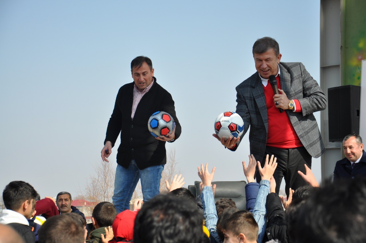 Nahçıvan Özerk Cumhuriyeti Futbol Federasyonu Başkanı Vüqar Abbasov’un resmi davetlisi olarak Nahçıvan’a giden Tanju Çolak, "Buradaki gençlerin ...