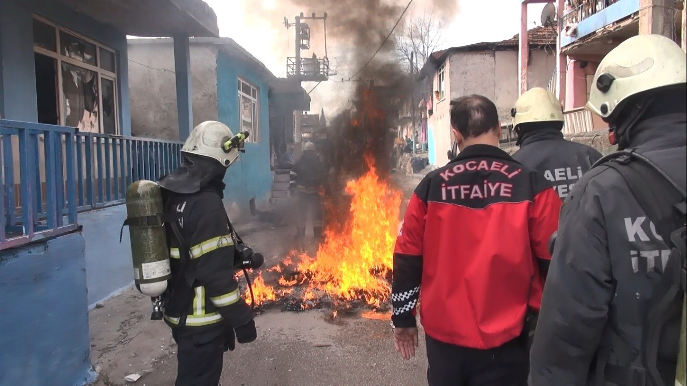 Kocaeli’de iki aile arasında çıkan kavgada 1 kişi pompalı tüfekle vurularak öldürülmüş, 6 kişi de yaralanmıştı. Dün de toplanan grup 2 evi ve bir ...