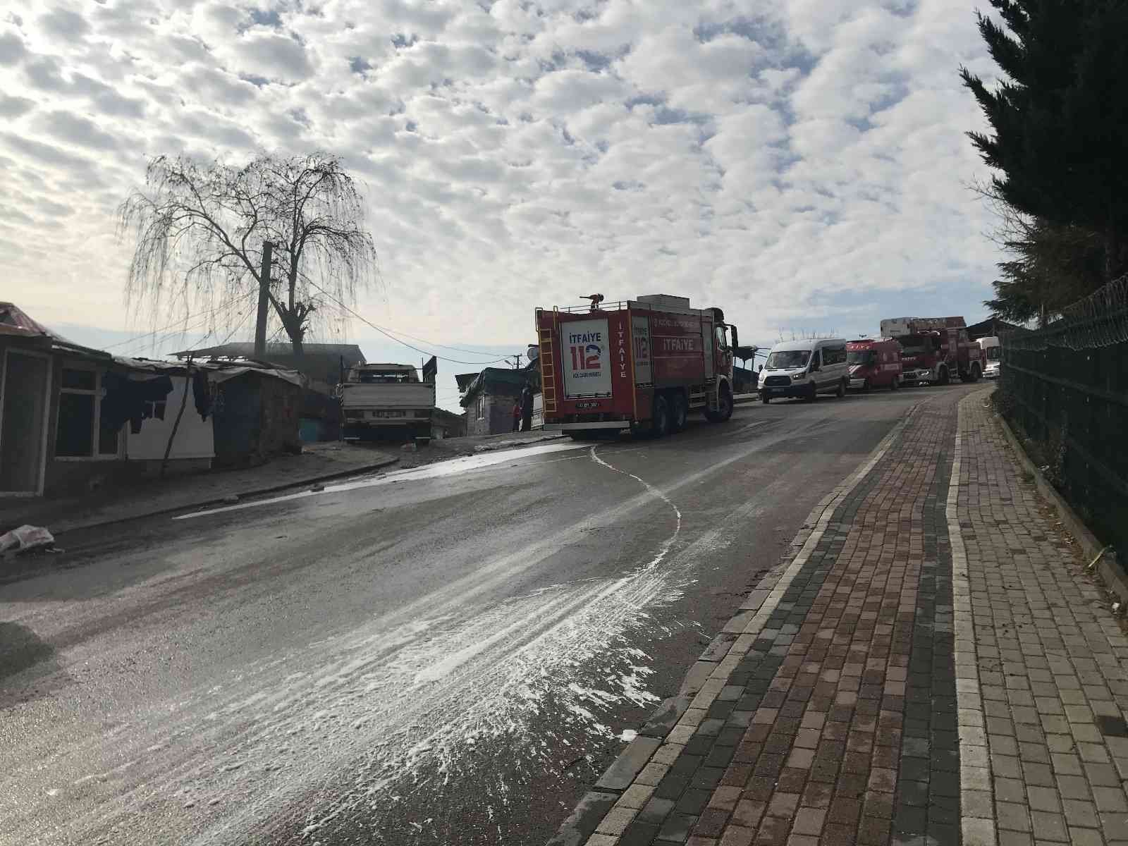 Kocaeli’de iki aile arasında çıkan kavgada 1 kişi pompalı tüfekle vurularak öldürülmüş, 6 kişi de yaralanmıştı. Dün de toplanan grup 2 evi ve bir ...