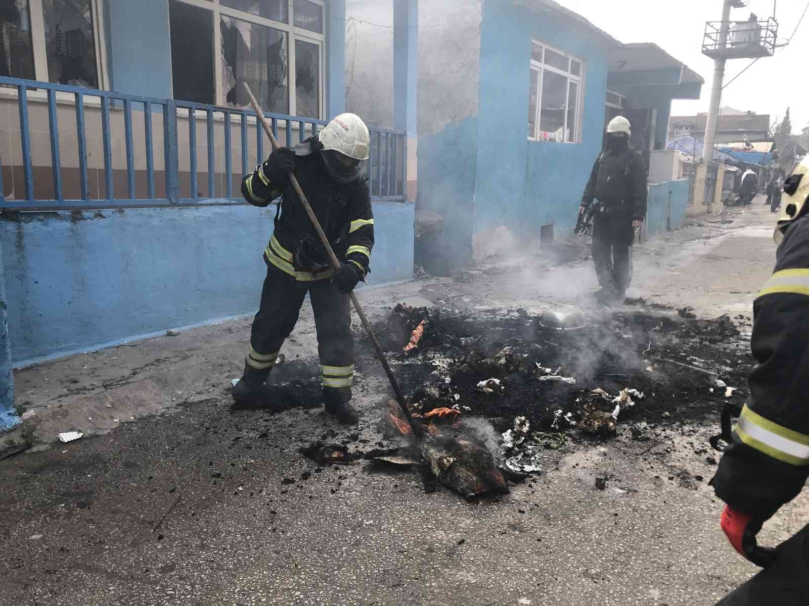 Kocaeli’de iki aile arasında çıkan kavgada 1 kişi pompalı tüfekle vurularak öldürülmüş, 6 kişi de yaralanmıştı. Dün de toplanan grup 2 evi ve bir ...