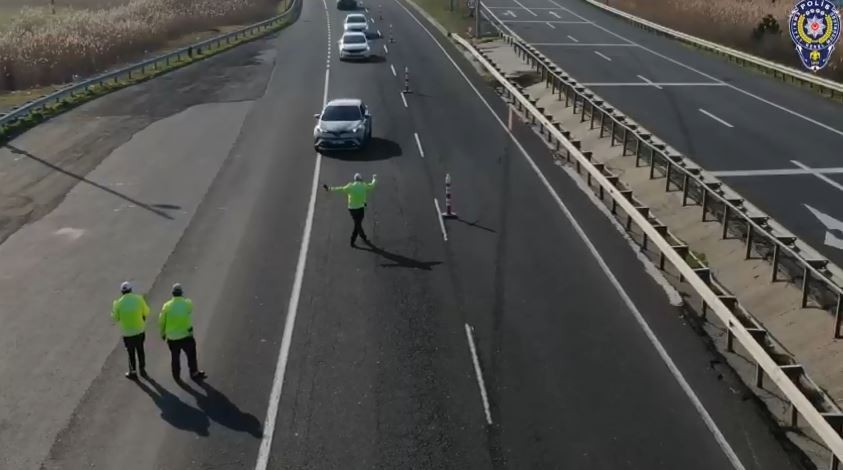 Tekirdağ Bölge Trafik Denetleme Şube Müdürlüğü ekiplerince Tekirdağ-İstanbul yolunda dron destekli uygulama gerçekleştirildi. Tekirdağ Bölge ...