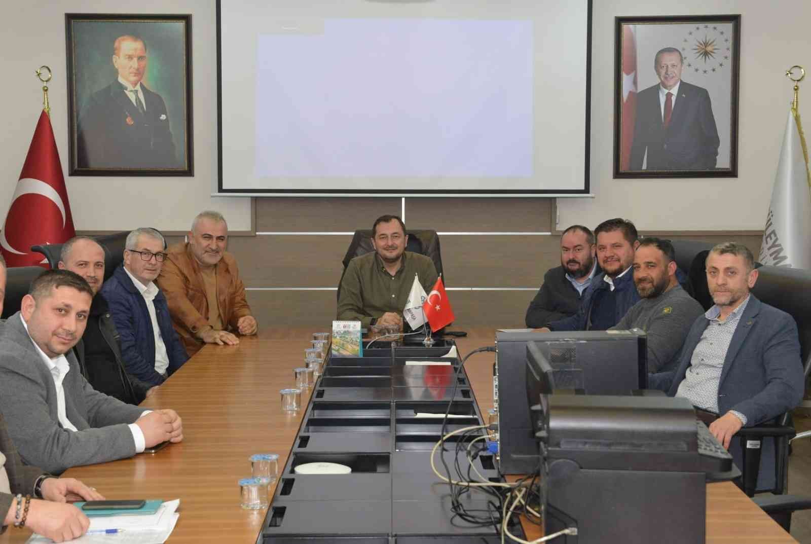 Halk arasında Sosyete Pazarı olarak anılan ve ağırlıklı olarak giyim-kuşam üzerine hizmet veren, haftanın belli günlerinde kurulan semt pazarı ...