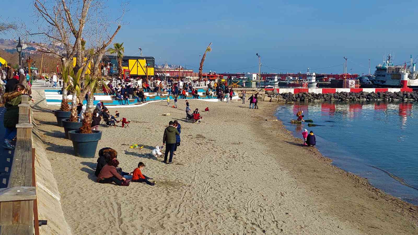 Tekirdağ’da güzel havayı fırsat bilen vatandaşlar sahillere akın etti. Sert geçen kışın son günlerinde ilk cemre havaya düşerken, Tekirdağ’da ...