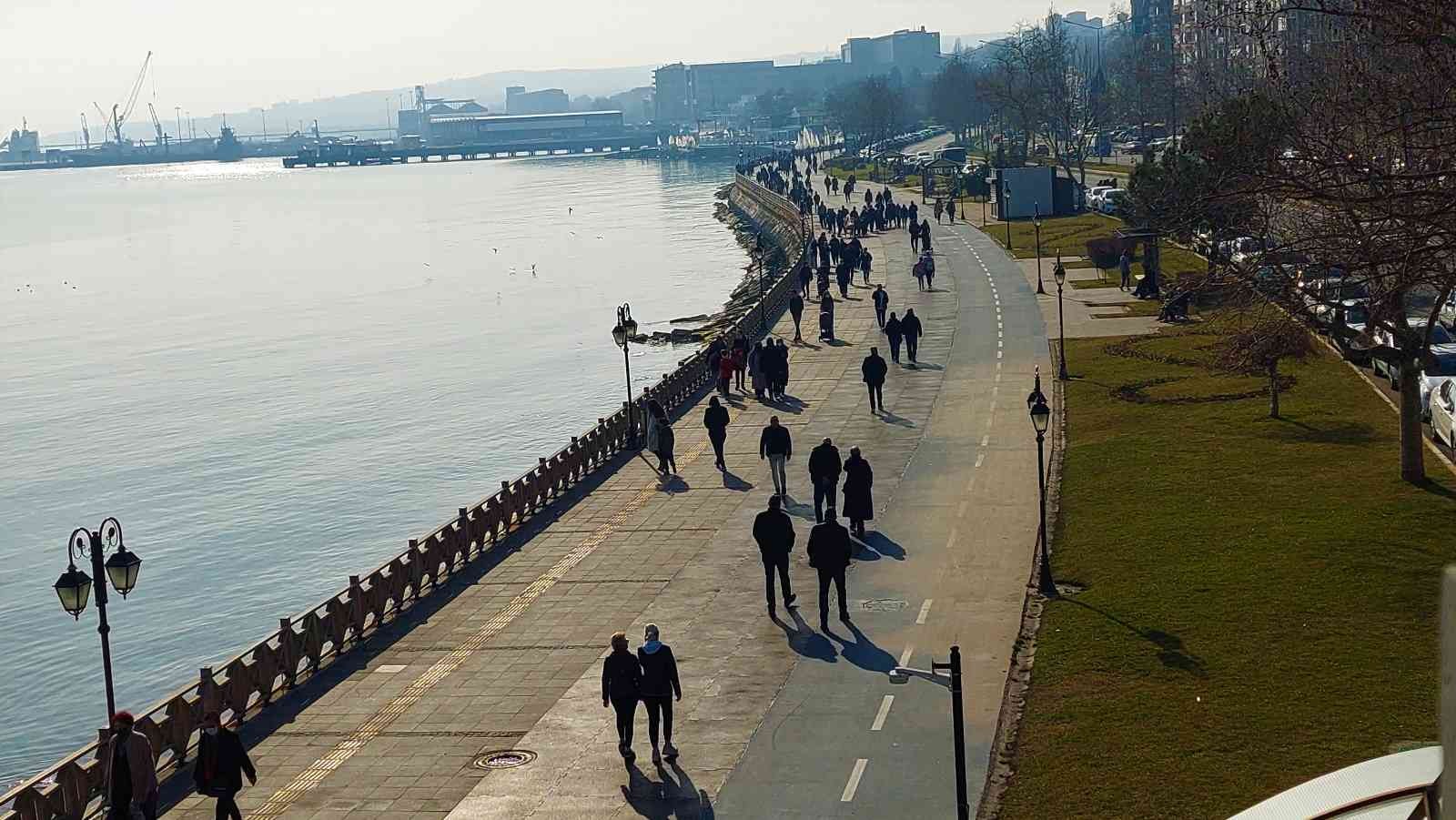 Tekirdağ’da güzel havayı fırsat bilen vatandaşlar sahillere akın etti. Sert geçen kışın son günlerinde ilk cemre havaya düşerken, Tekirdağ’da ...