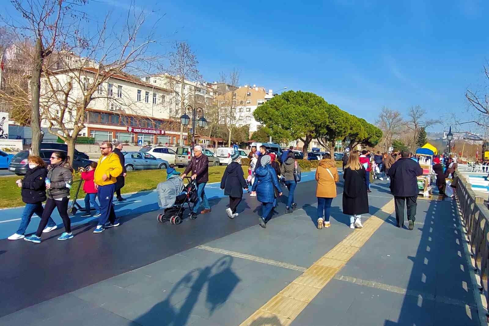 Tekirdağ’da güzel havayı fırsat bilen vatandaşlar sahillere akın etti. Sert geçen kışın son günlerinde ilk cemre havaya düşerken, Tekirdağ’da ...