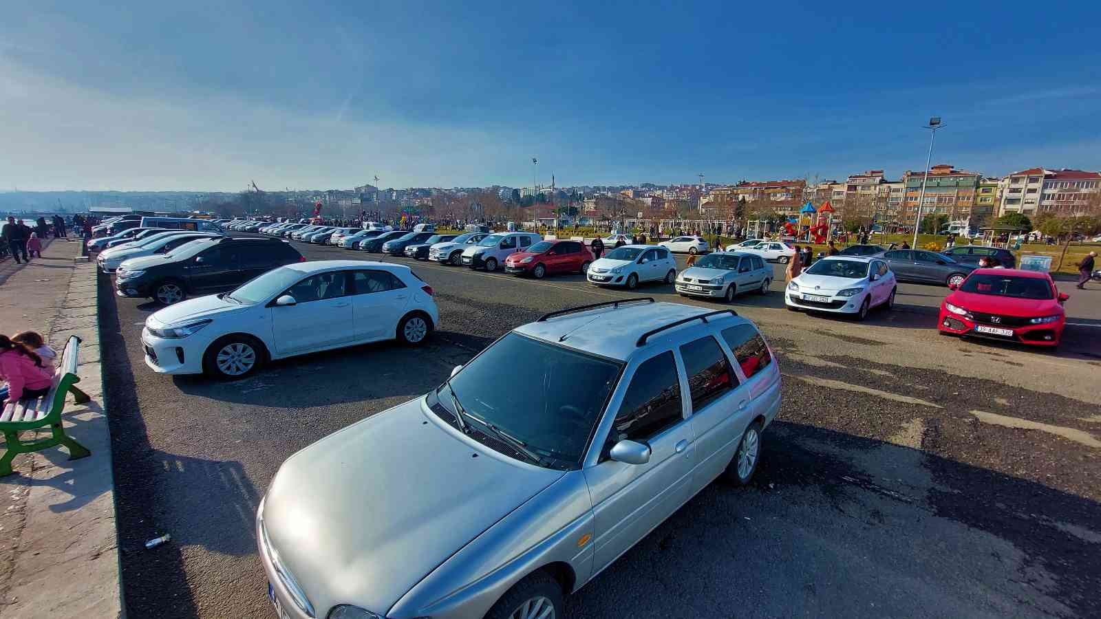 Tekirdağ’da güzel havayı fırsat bilen vatandaşlar sahillere akın etti. Sert geçen kışın son günlerinde ilk cemre havaya düşerken, Tekirdağ’da ...