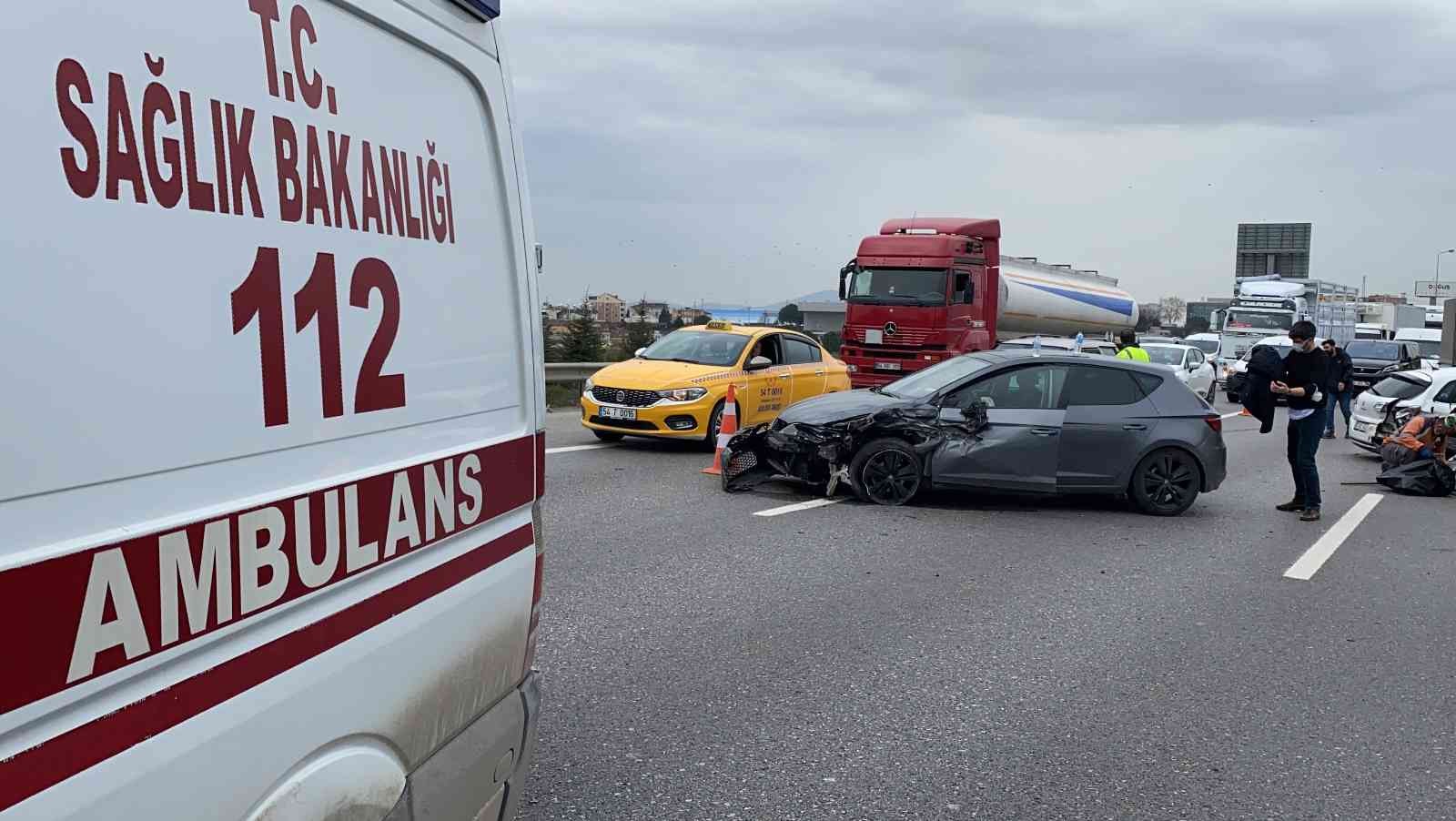 Kocaeli’nin Çayırova ilçesi TEM Otoyolu’nda 3 aracın karıştığı zincirleme kaza sonrasında 2 kişi yaralanarak hastaneye kaldırıldı. Kaza, Çayırova ...