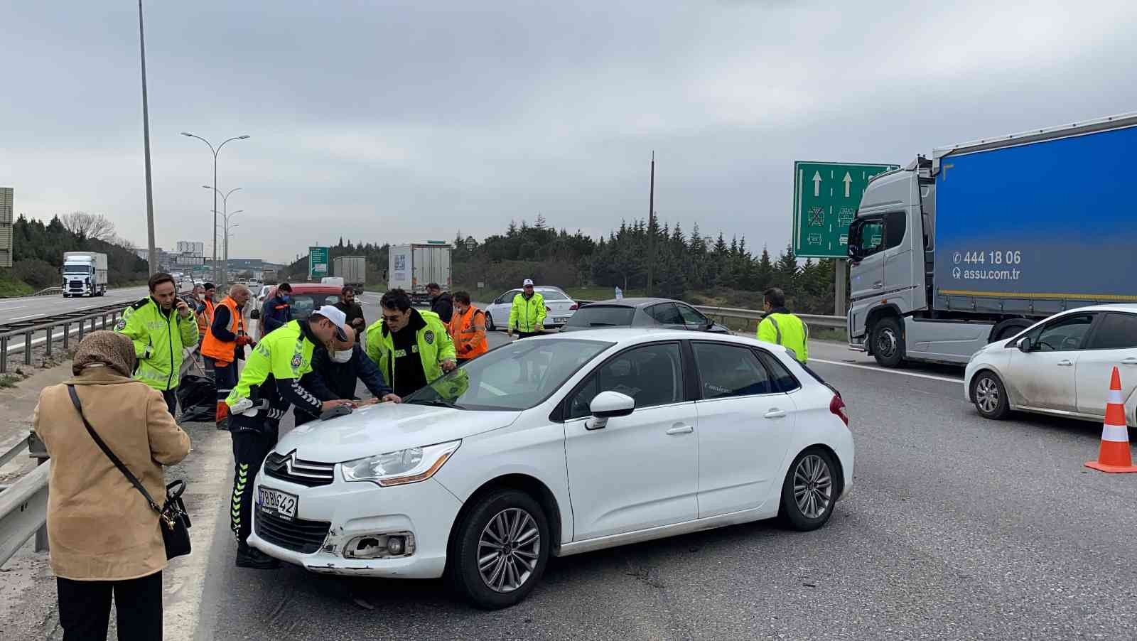 Kocaeli’nin Çayırova ilçesi TEM Otoyolu’nda 3 aracın karıştığı zincirleme kaza sonrasında 2 kişi yaralanarak hastaneye kaldırıldı. Kaza, Çayırova ...