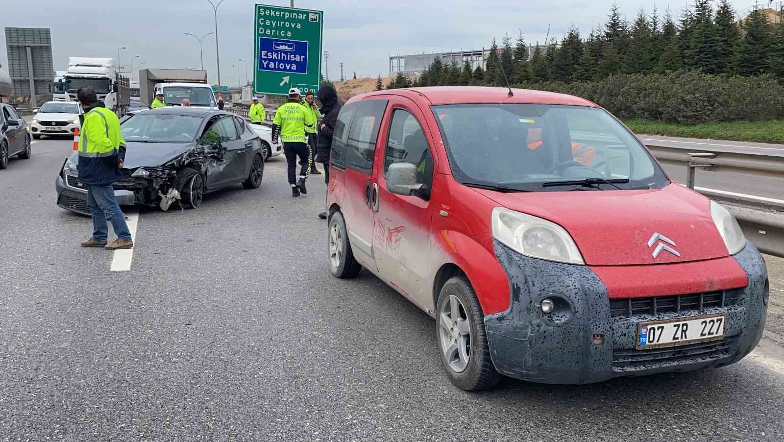 Kocaeli’nin Çayırova ilçesi TEM Otoyolu’nda 3 aracın karıştığı zincirleme kaza sonrasında 2 kişi yaralanarak hastaneye kaldırıldı. Kaza, Çayırova ...