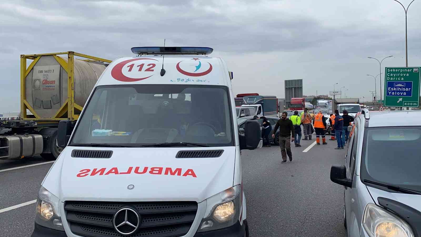 Kocaeli’nin Çayırova ilçesi TEM Otoyolu’nda 3 aracın karıştığı zincirleme kaza sonrasında 2 kişi yaralanarak hastaneye kaldırıldı. Kaza, Çayırova ...