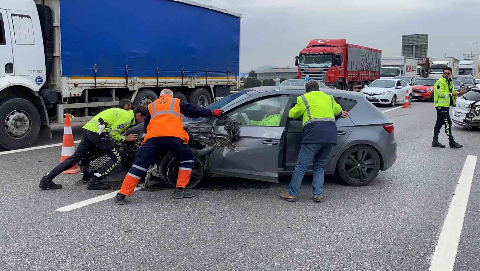 Kocaeli’nin Çayırova ilçesi TEM Otoyolu’nda 3 aracın karıştığı zincirleme kaza sonrasında 2 kişi yaralanarak hastaneye kaldırıldı. Kaza, Çayırova ...