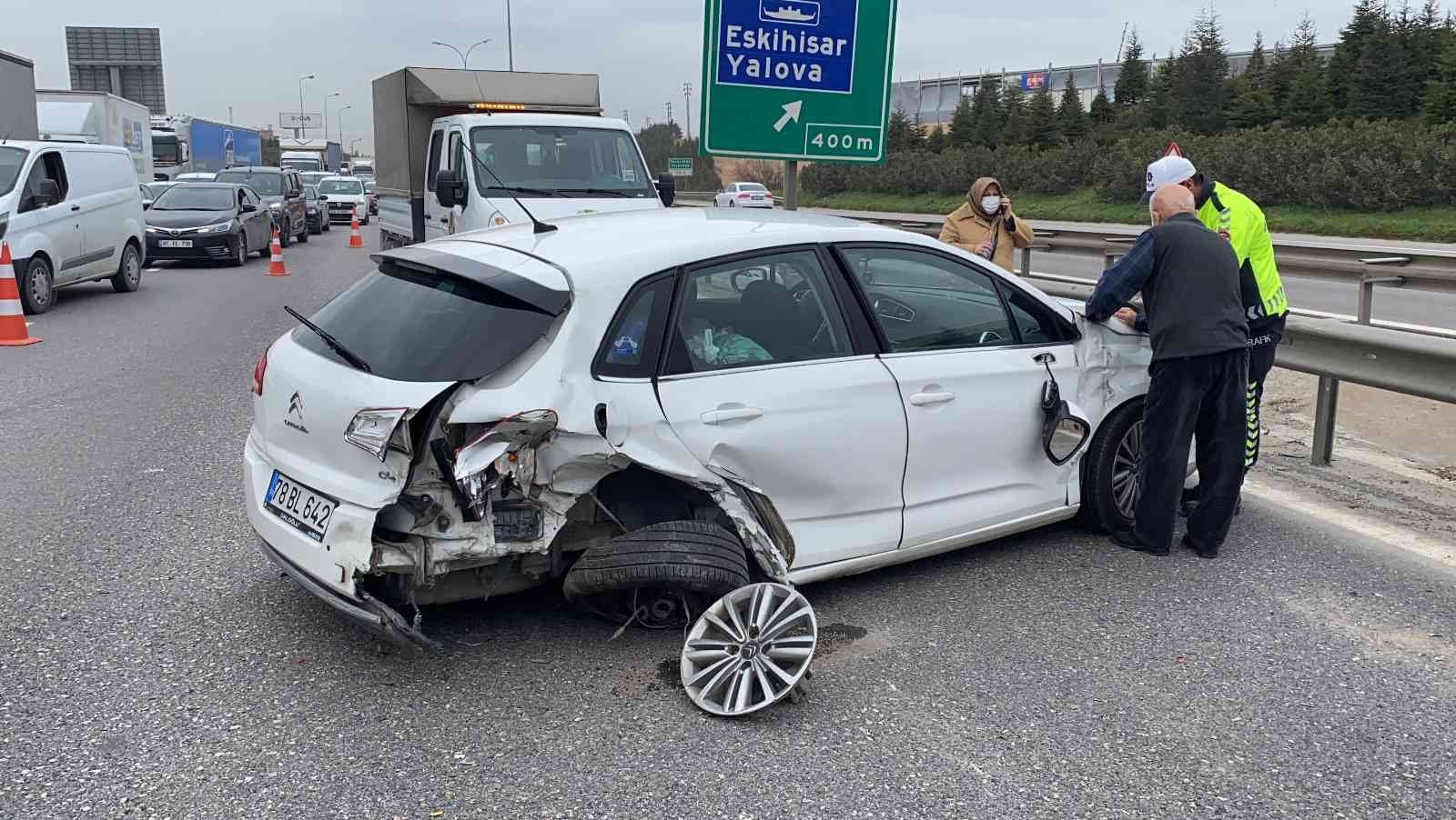 Kocaeli’nin Çayırova ilçesi TEM Otoyolu’nda 3 aracın karıştığı zincirleme kaza sonrasında 2 kişi yaralanarak hastaneye kaldırıldı. Kaza, Çayırova ...