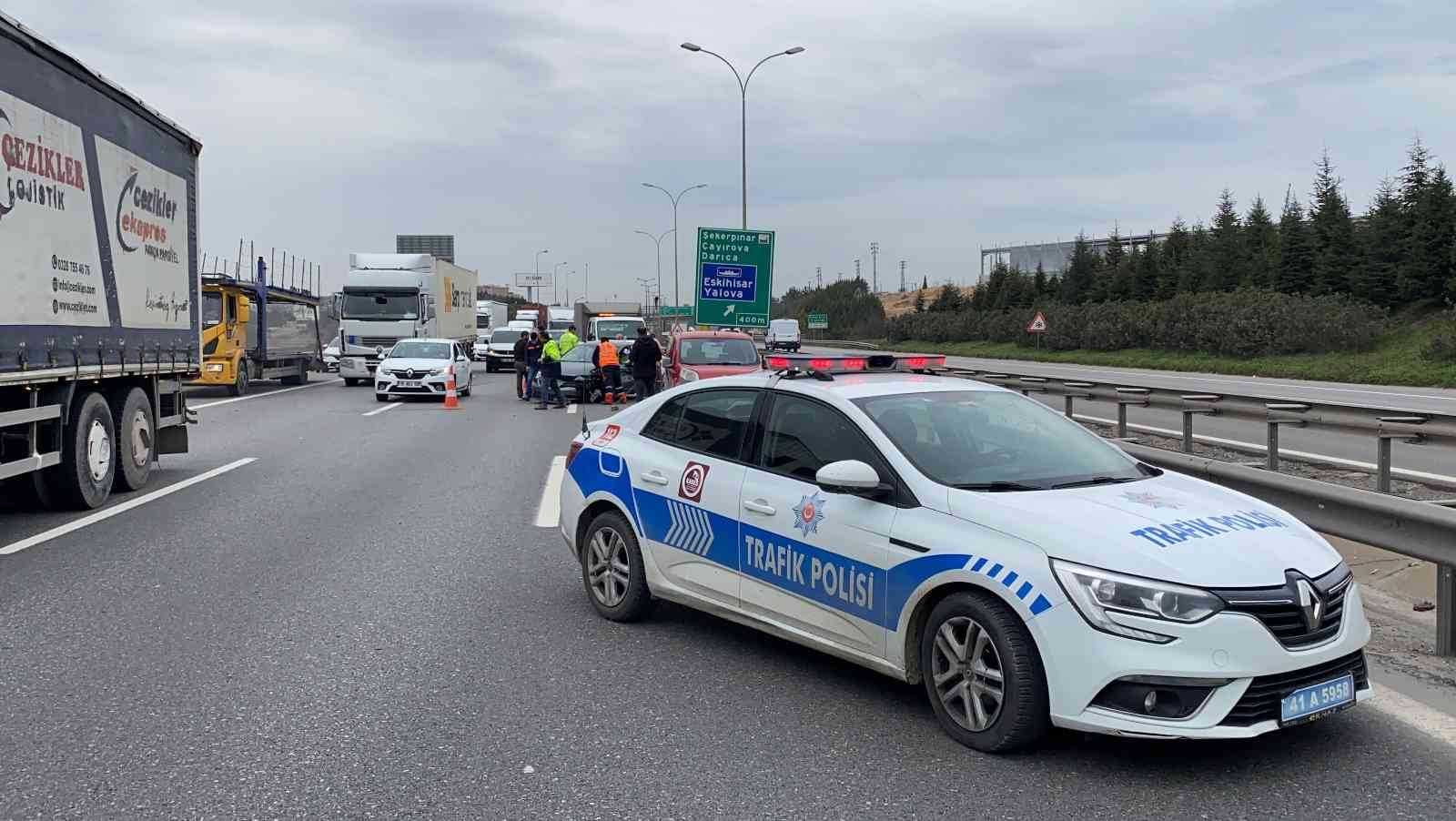 Kocaeli’nin Çayırova ilçesi TEM Otoyolu’nda 3 aracın karıştığı zincirleme kaza sonrasında 2 kişi yaralanarak hastaneye kaldırıldı. Kaza, Çayırova ...