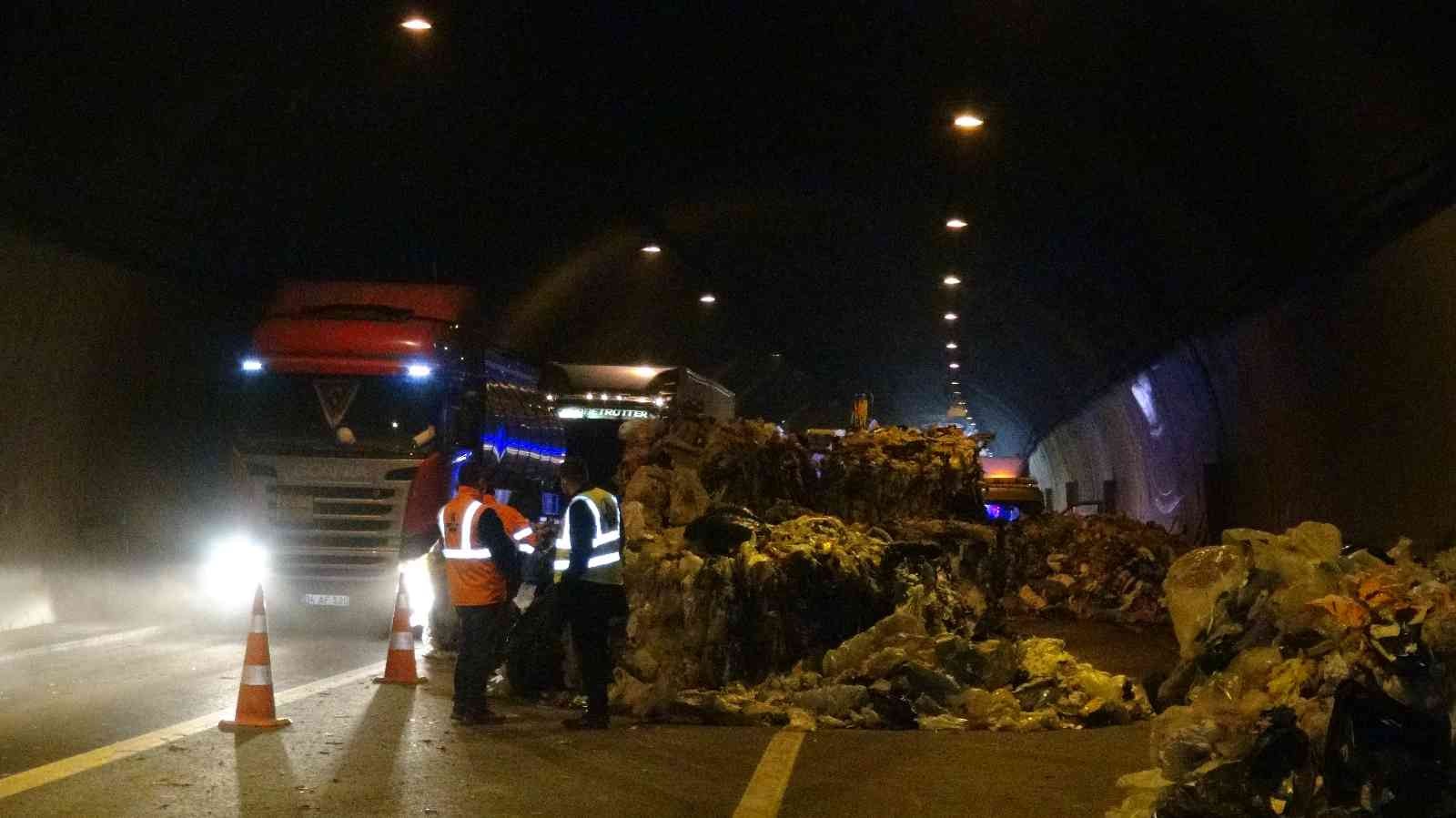 Kocaeli TEM Otoyolu tünel içinde otomobilin tıra çarpması sebebiyle kaza meydana geldi. Çarpmanın şiddetiyle tırın kasasında bulunan atık ...