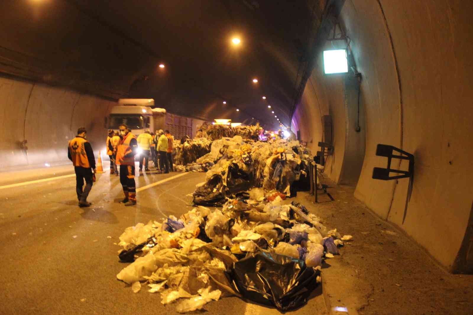 Kocaeli TEM Otoyolu tünel içinde otomobilin tıra çarpması sebebiyle kaza meydana geldi. Çarpmanın şiddetiyle tırın kasasında bulunan atık ...