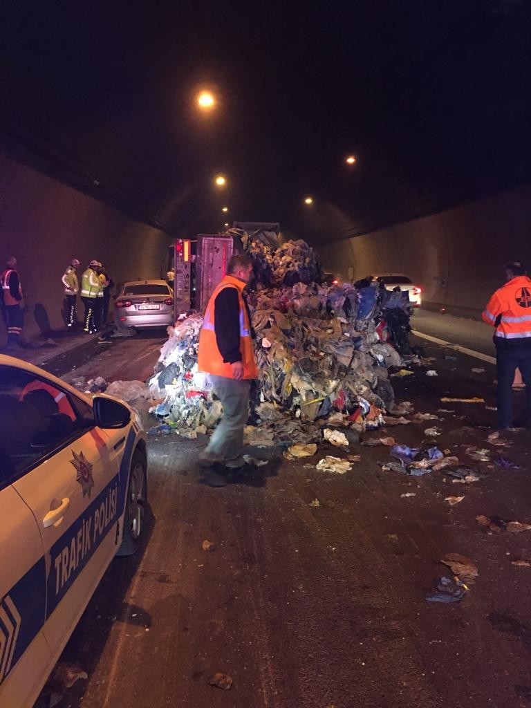 Kocaeli TEM Otoyolu tünel içinde otomobilin tıra çarpması sebebiyle kaza meydana geldi. Çarpmanın şiddetiyle tırın kasasında bulunan atık ...