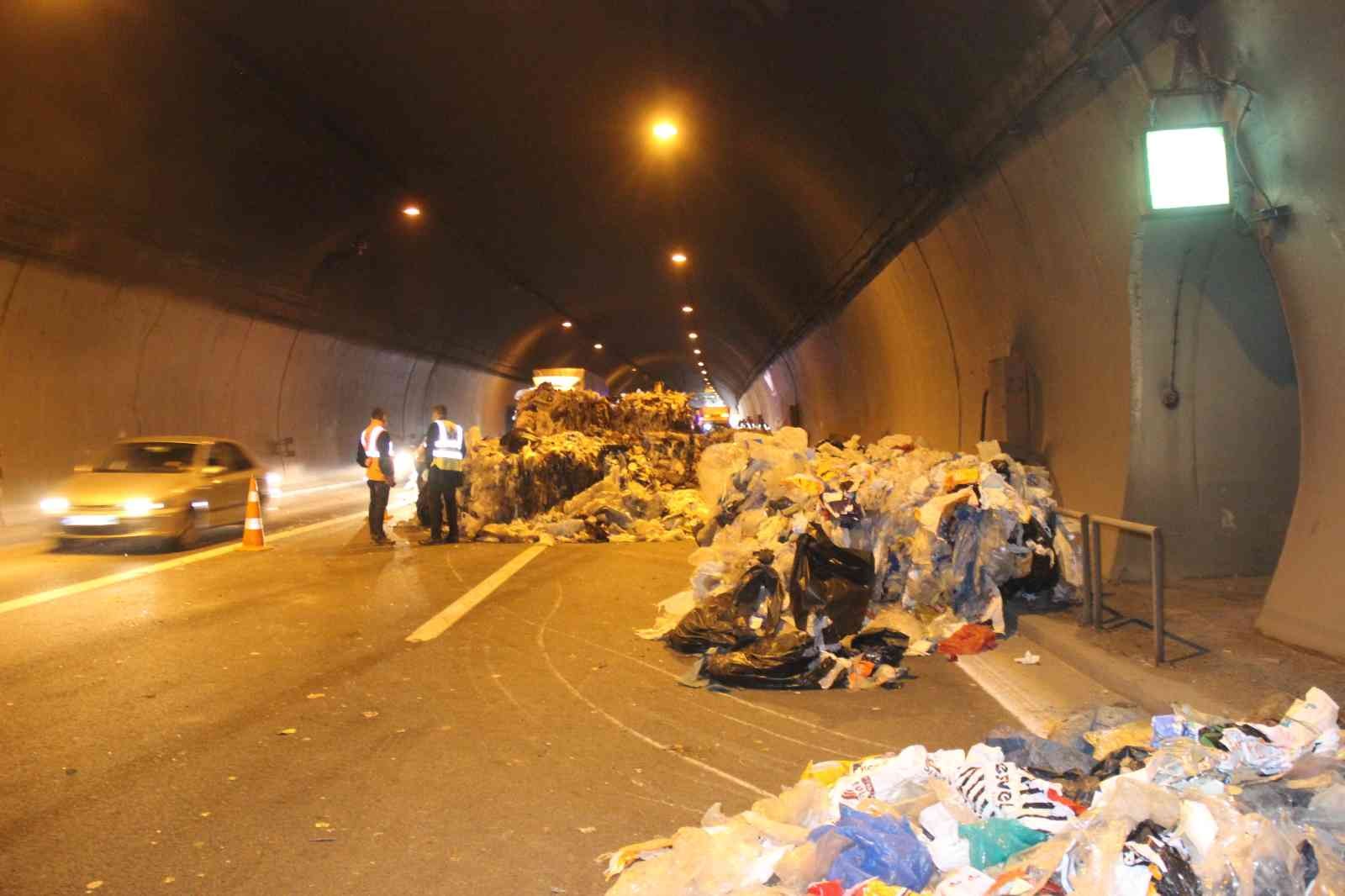 Kocaeli TEM Otoyolu tünel içinde otomobilin tıra çarpması sebebiyle kaza meydana geldi. Çarpmanın şiddetiyle tırın kasasında bulunan atık ...