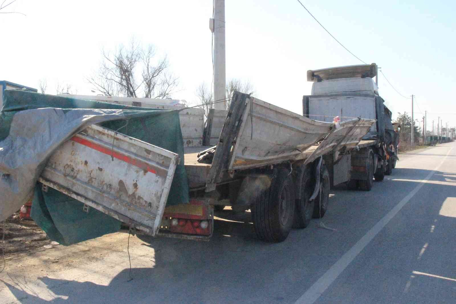 Kocaeli TEM Otoyolu tünel içinde otomobilin tıra çarpması sebebiyle kaza meydana geldi. Çarpmanın şiddetiyle tırın kasasında bulunan atık ...