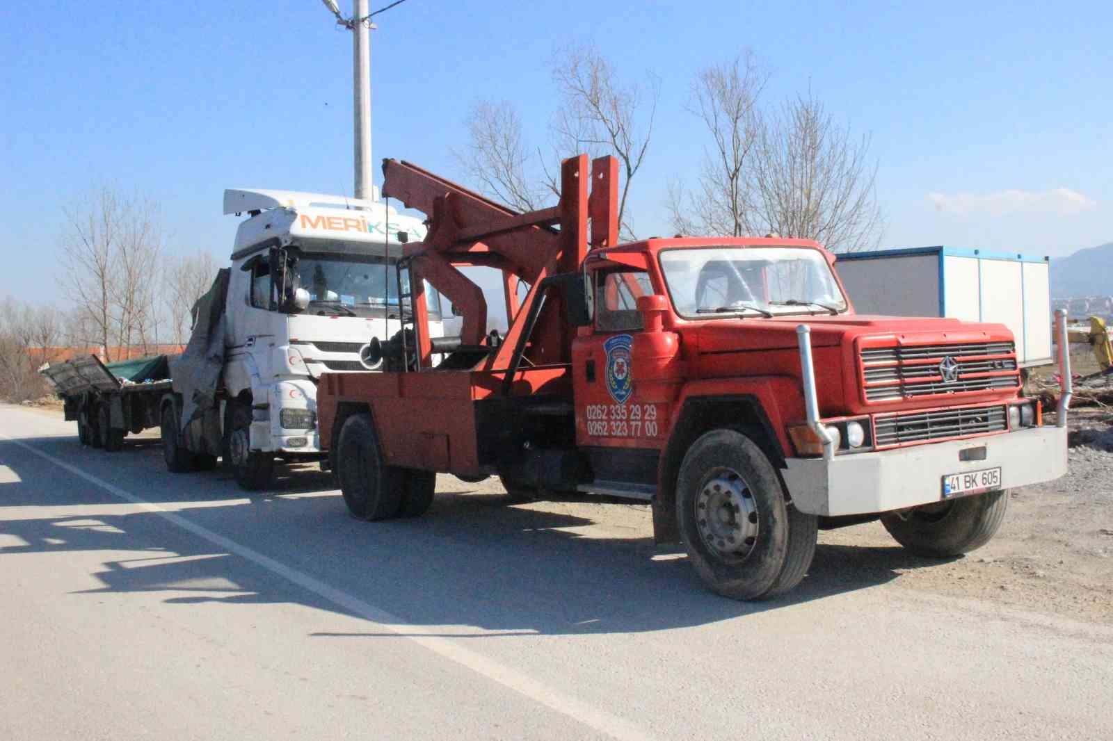 Kocaeli TEM Otoyolu tünel içinde otomobilin tıra çarpması sebebiyle kaza meydana geldi. Çarpmanın şiddetiyle tırın kasasında bulunan atık ...