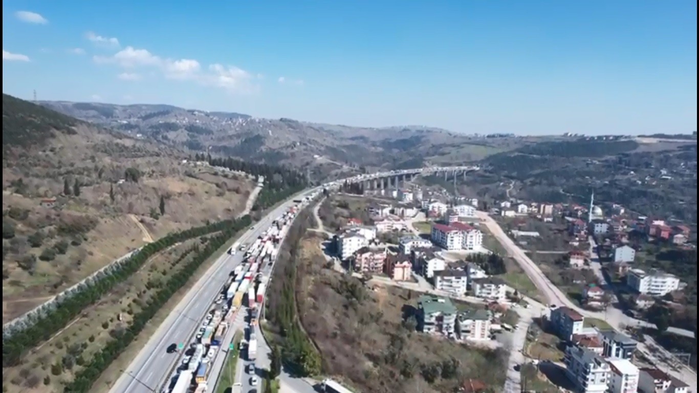 Kocaeli TEM Otoyolu tünel içinde otomobilin tıra çarpması sebebiyle kaza meydana geldi. Çarpmanın şiddetiyle tırın kasasında bulunan atık ...