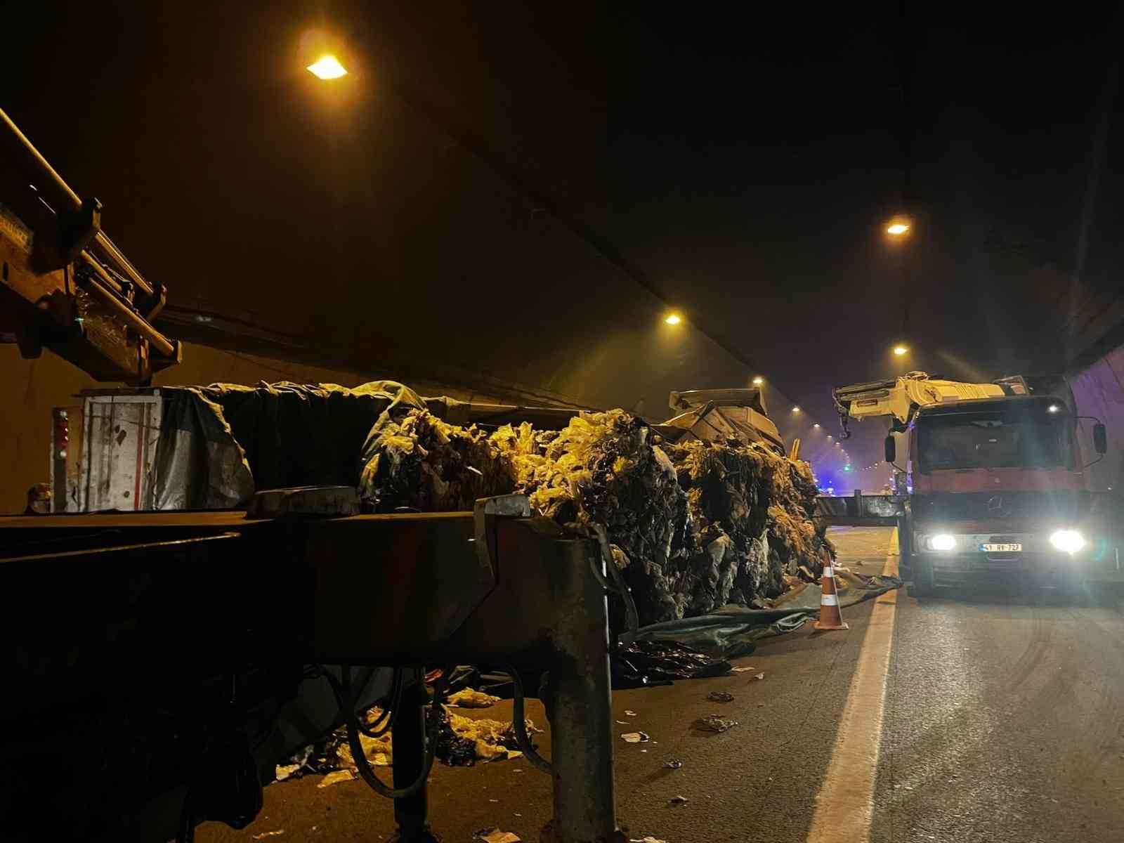 Kocaeli TEM Otoyolu tünel içinde otomobilin tıra çarpması sebebiyle kaza meydana geldi. Çarpmanın şiddetiyle tırın kasasında bulunan atık ...