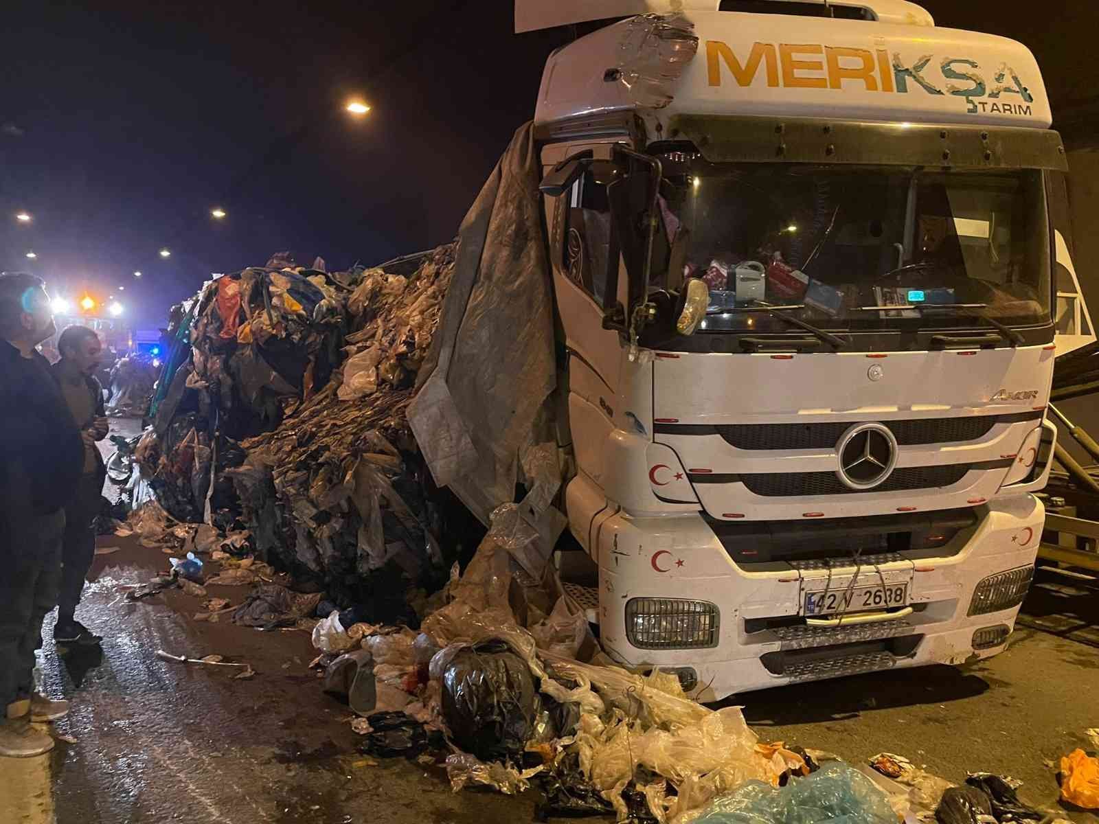 Kocaeli TEM Otoyolu tünel içinde otomobilin tıra çarpması sebebiyle kaza meydana geldi. Çarpmanın şiddetiyle tırın kasasında bulunan atık ...