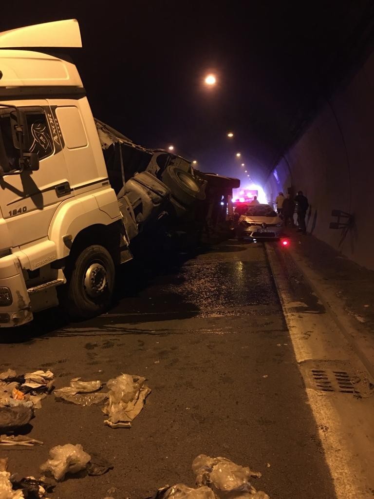 Kocaeli TEM Otoyolu tünel içinde otomobilin tıra çarpması sebebiyle kaza meydana geldi. Çarpmanın şiddetiyle tırın kasasında bulunan atık ...