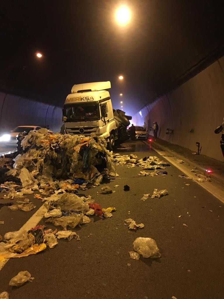 Kocaeli TEM Otoyolu tünel içinde otomobilin tıra çarpması sebebiyle kaza meydana geldi. Çarpmanın şiddetiyle tırın kasasında bulunan atık ...