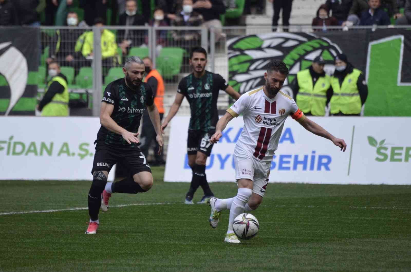 TFF 2. Lig Kırmızı Grup 28. hafta karşılaşmasında Sakaryaspor, sahasında karşılaştığı İnegölspor ile 2-2 berabere kaldı. Stat: Yeni Sakarya ...