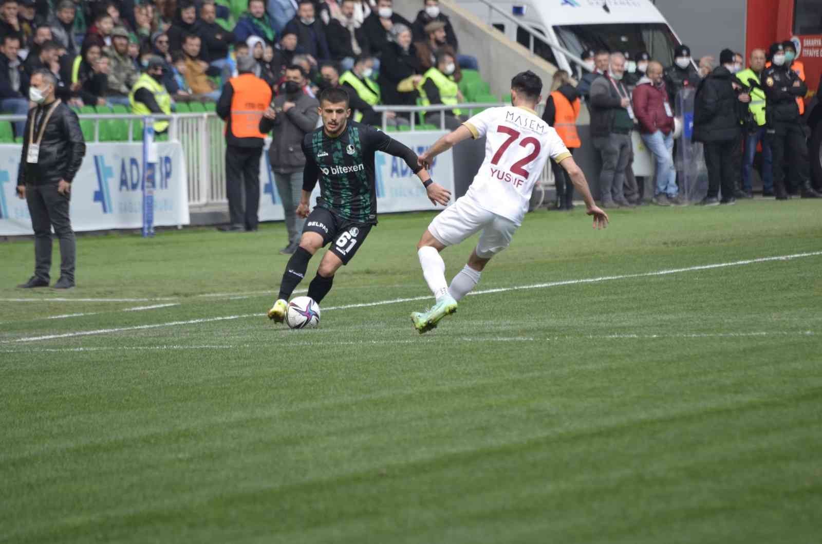 TFF 2. Lig Kırmızı Grup 28. hafta karşılaşmasında Sakaryaspor, sahasında karşılaştığı İnegölspor ile 2-2 berabere kaldı. Stat: Yeni Sakarya ...