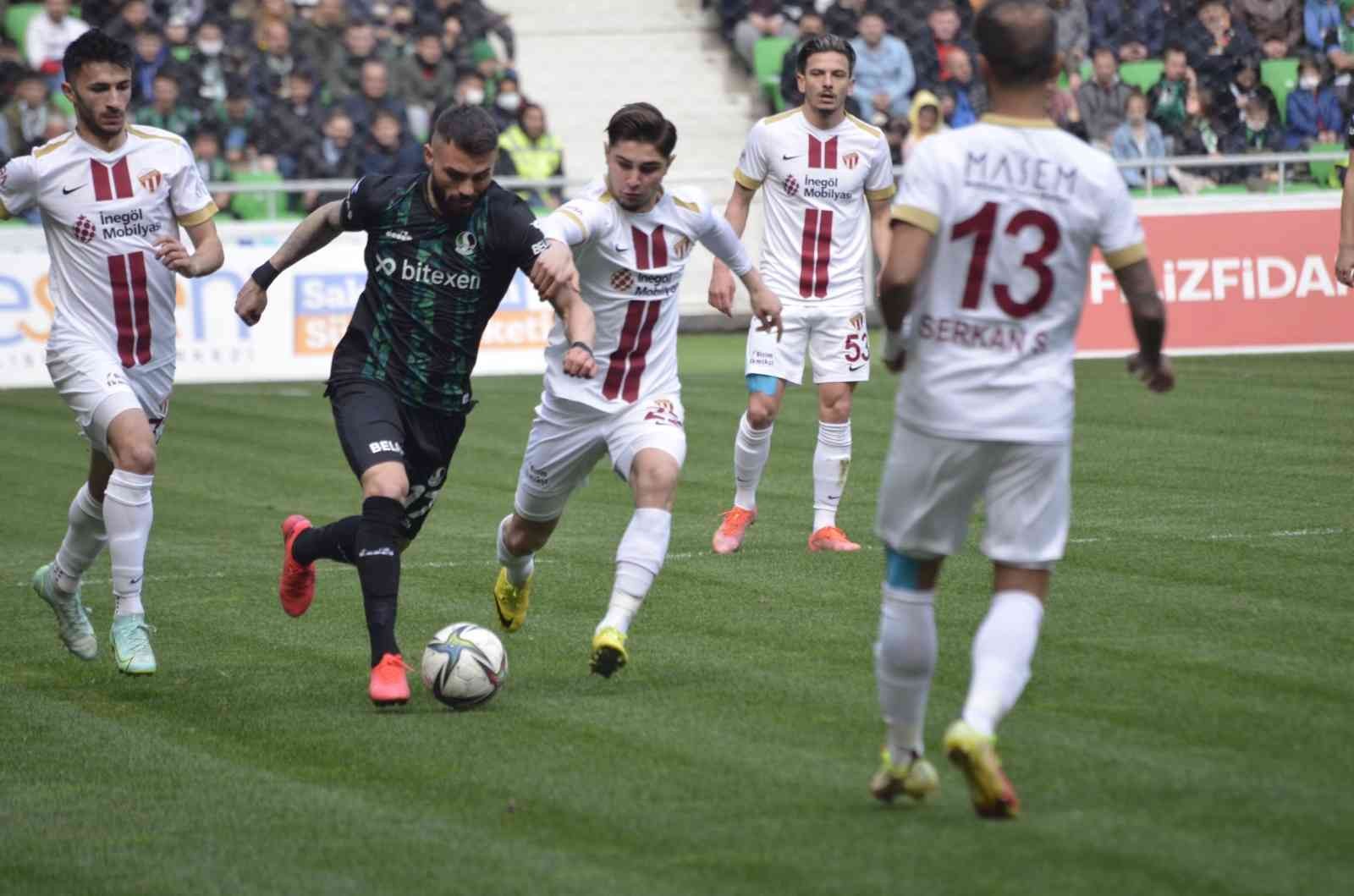 TFF 2. Lig Kırmızı Grup 28. hafta karşılaşmasında Sakaryaspor, sahasında karşılaştığı İnegölspor ile 2-2 berabere kaldı. Stat: Yeni Sakarya ...