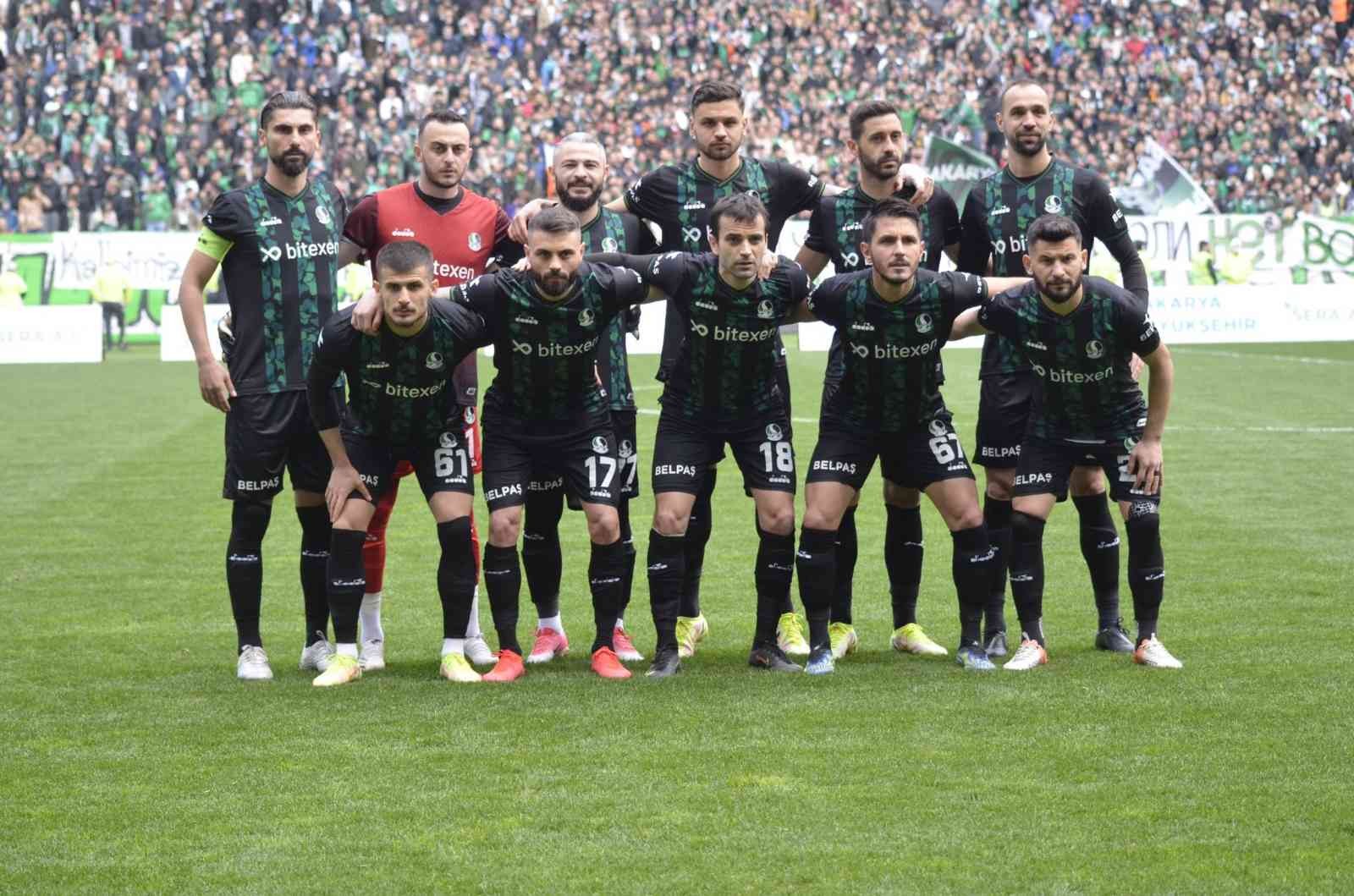 TFF 2. Lig Kırmızı Grup 28. hafta karşılaşmasında Sakaryaspor, sahasında karşılaştığı İnegölspor ile 2-2 berabere kaldı. Stat: Yeni Sakarya ...