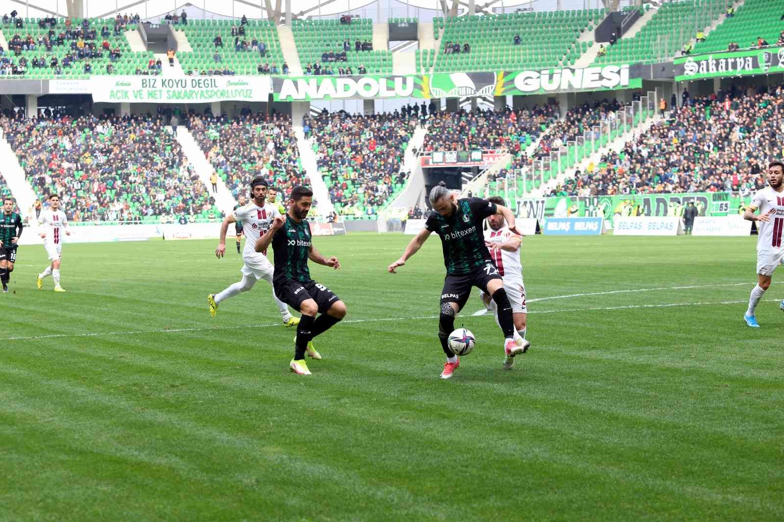 TFF 2. Lig Kırmızı Grup 28. hafta karşılaşmasında Sakaryaspor, sahasında karşılaştığı İnegölspor ile 2-2 berabere kaldı. Stat: Yeni Sakarya ...