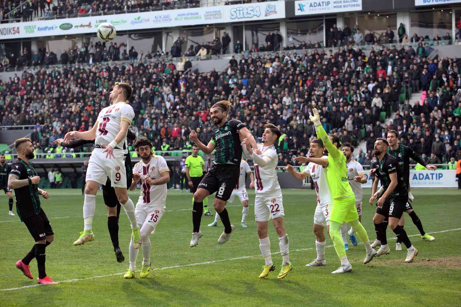 TFF 2. Lig Kırmızı Grup 28. hafta karşılaşmasında Sakaryaspor, sahasında karşılaştığı İnegölspor ile 2-2 berabere kaldı. Stat: Yeni Sakarya ...