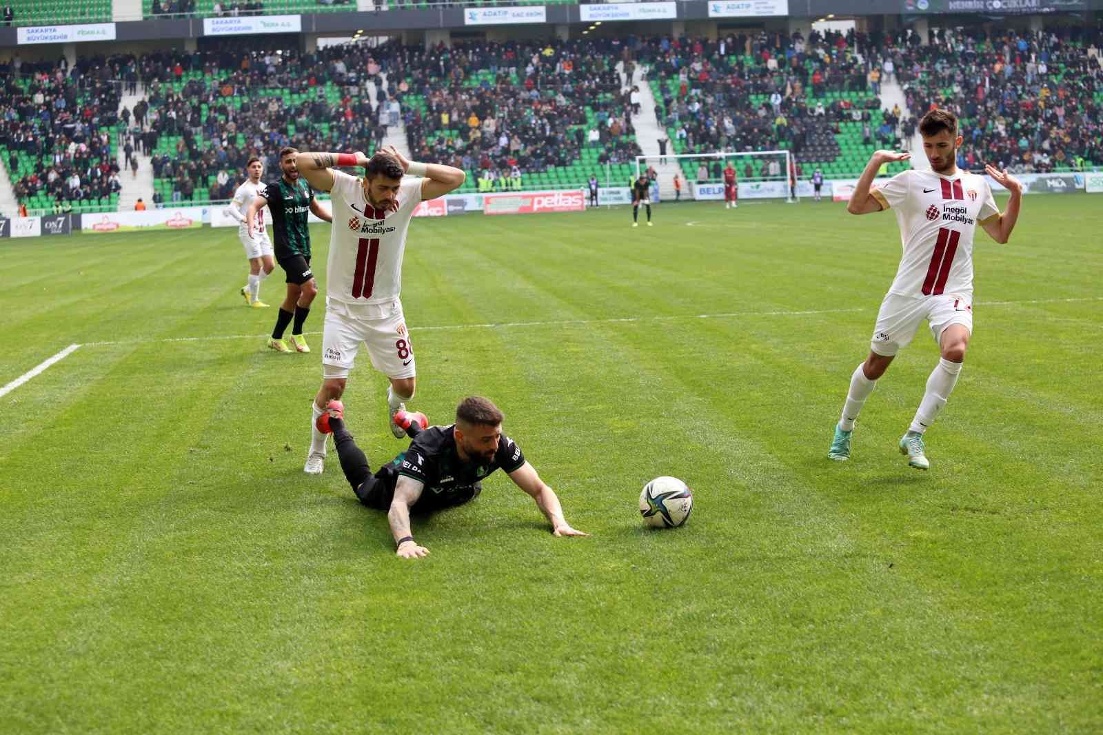 TFF 2. Lig Kırmızı Grup 28. hafta karşılaşmasında Sakaryaspor, sahasında karşılaştığı İnegölspor ile 2-2 berabere kaldı. Stat: Yeni Sakarya ...