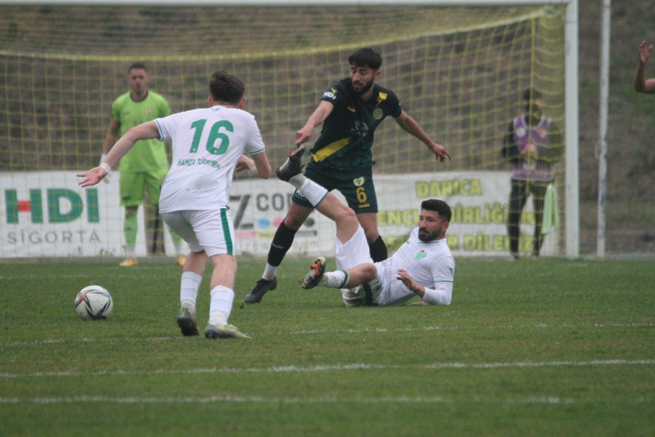 TFF 3. Lig ekiplerinden Darıca Gençlerbirliği, sahasında Çarşambaspor’u 1-0 mağlup etti. 3 puanı hanesine yazdıran sarı-yeşilliler, puan ...