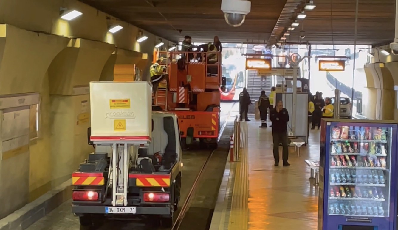 Kabataş-Bağcılar tramvay hattının Topkapı durağında, bir trafik çekicisinin seyir telini koparması sonucu seferler Çapa ve Merkezefendi durakları ...