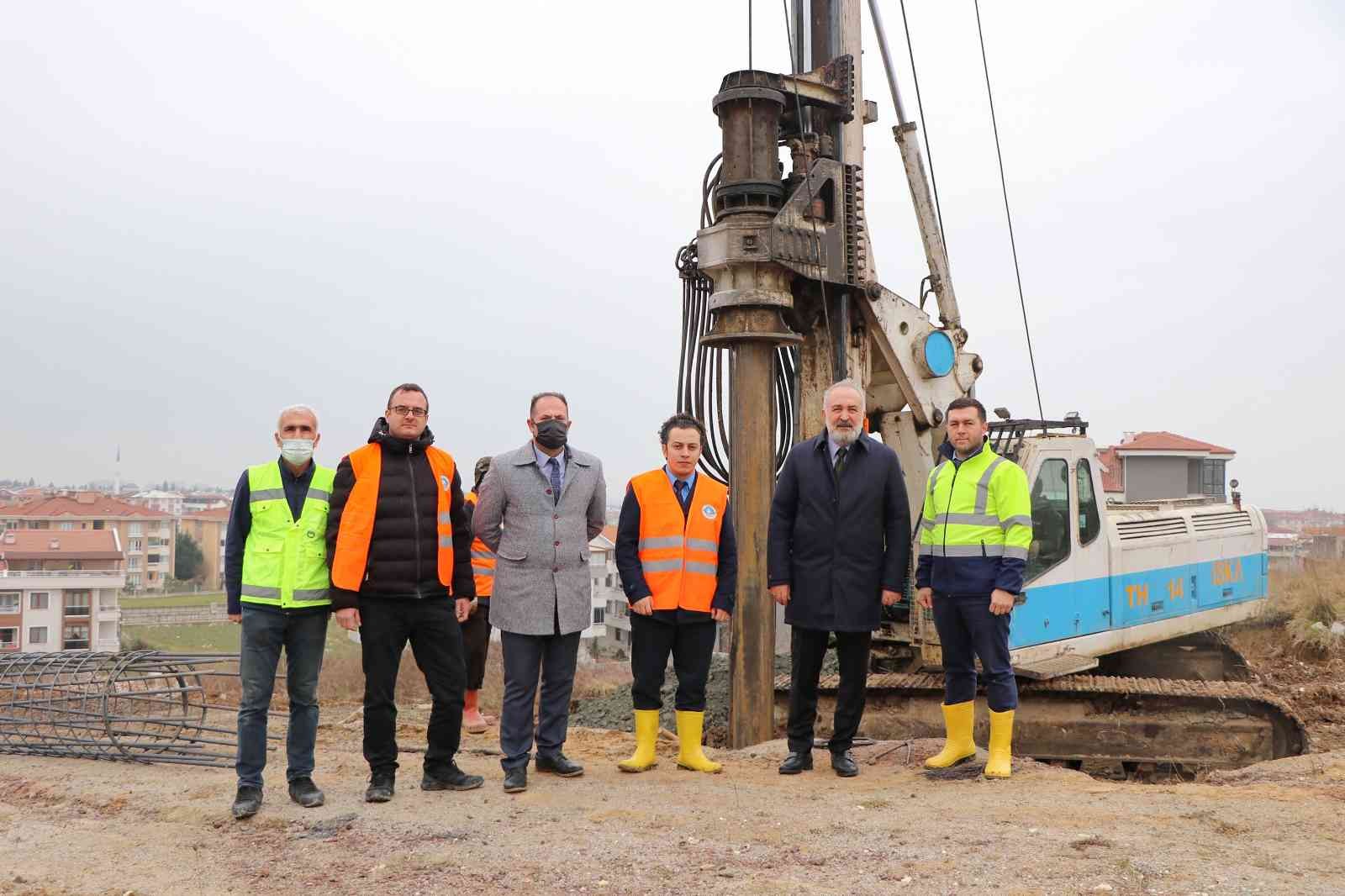 Yalova ile Çiftlikköy’ü birbirine bağlayan ana arterlerden Şehit Ömer Halisdemir Caddesi’ndeki toprak kaymasının ardından fore kazık çalışmaları ...