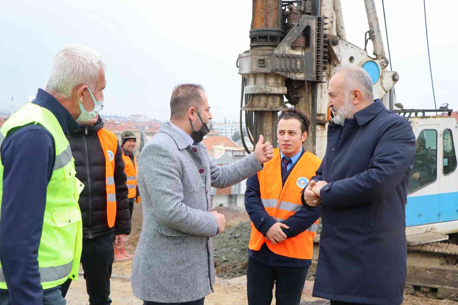 Yalova ile Çiftlikköy’ü birbirine bağlayan ana arterlerden Şehit Ömer Halisdemir Caddesi’ndeki toprak kaymasının ardından fore kazık çalışmaları ...